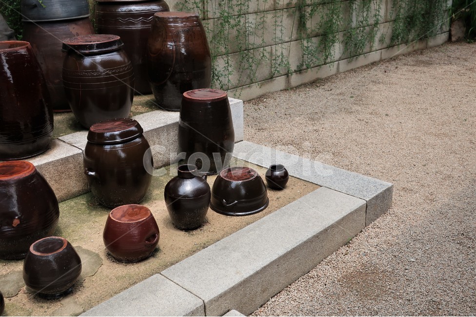 한국,전통,한옥,장독,장독대,축대,된장,고추장,김치,김장,간장,옹기,항아리,뚜껑,숙성,보관,발효,한국전통,한국문화,korean traditional,korean culture