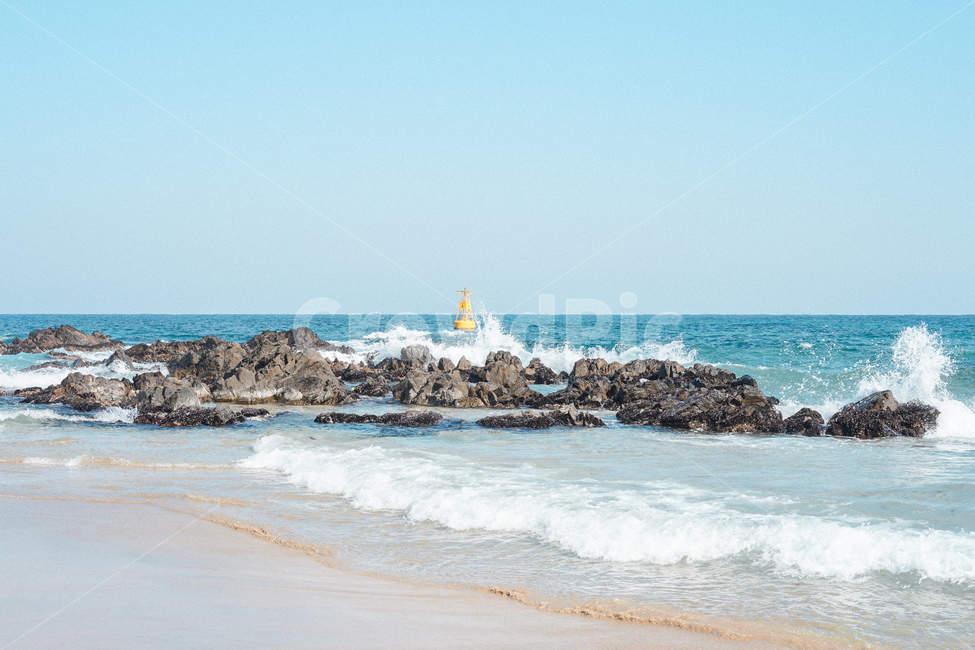 바닷가,해변,바다,sea,자연,서해바다,풍경,파도,강원도,묵호,물살,해변,바다,beach,sea,등대,lighthouse,감성,sensible,feeling,outdoors,옥외,nature,water,물,ocean,대양,shoreline,해안선,promontory,곶