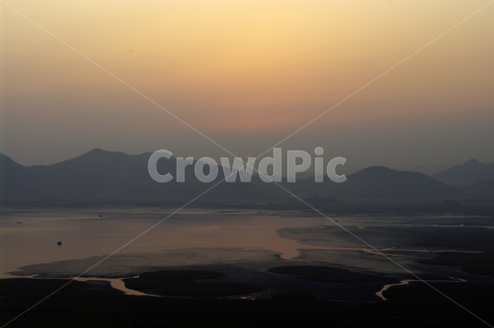 순천만,일몰,석양,노을,풍경,갈대밭,하늘,산,자연,풍경,nature,landscape,outdoors,옥외,land,땅,sky,dawn,새벽,sunset,dusk,황혼,red sky,붉은 하늘,sunlight,햇빛