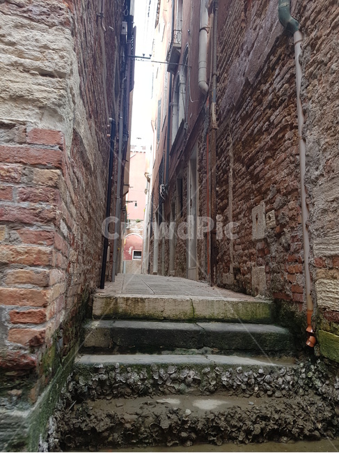 수상도시,이탈리아,venice,베네치아,벽돌,텍스쳐,골목,골목길,alley,street,거리,building,건물,town,도시,road,도로,city,시티,urban,어반,handrail,난간,banister,walkway,보도,path,통로