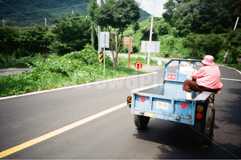시골,길거리,필름카메라,경운기,도로,사람,인물,인간,human,person,교통,교통수단,traffic,transportation