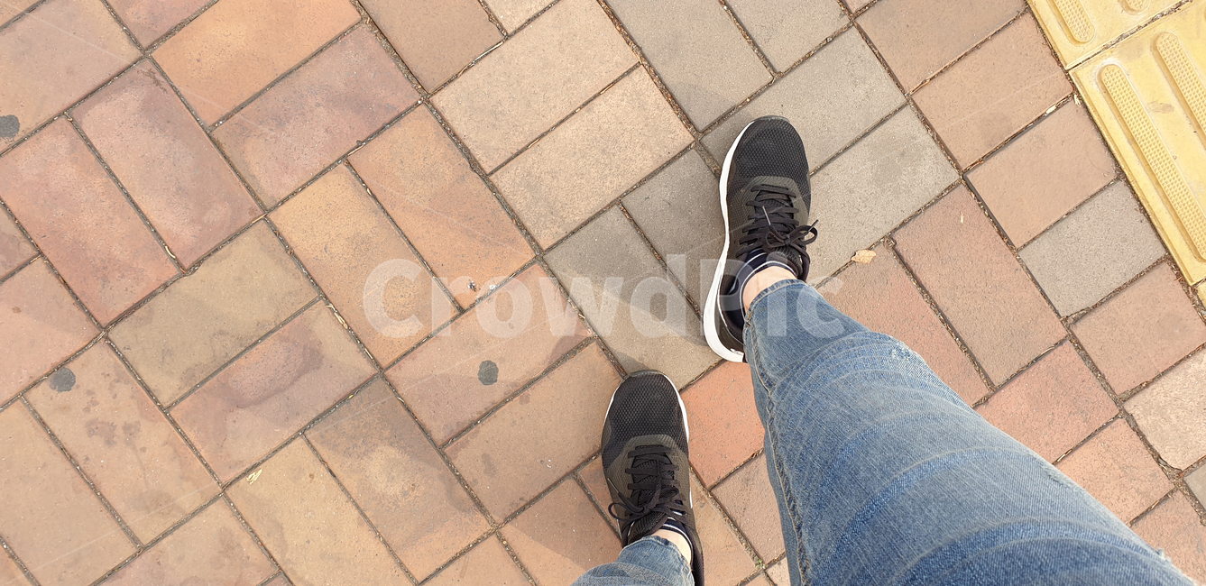 산책,조깅,걸음,청바지,운동화,다리,스키니진,스니커즈,footwear,신발류,shoe,clothing,의류,apparel,의복,human,인간,person,사람,보도블럭,사람,인물,인간,human,person,신체일부,몸,body