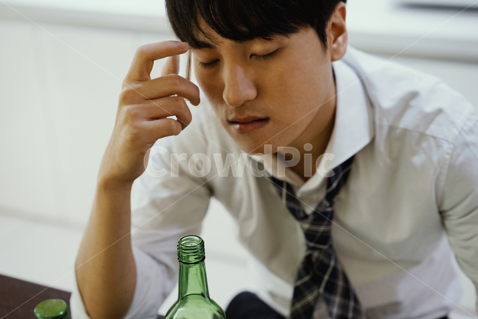 소주,알콜,음주,과음,숙취,술,술병,남성,남자,근심,피로,사람,인물,인간,human,person,얼굴표정,facial expression,face,남성,남자,man,male,감정표현,기분,feeling,emotion,술,주류,alcohol