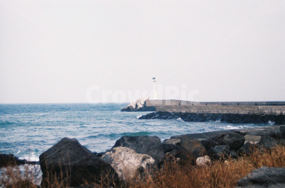 제주,제주도,바다,현무암,등대,방파제,필름,필름사진,jeju,sea,lighthouse,film,한국자연풍경,한국자연경관,korea nature landscape