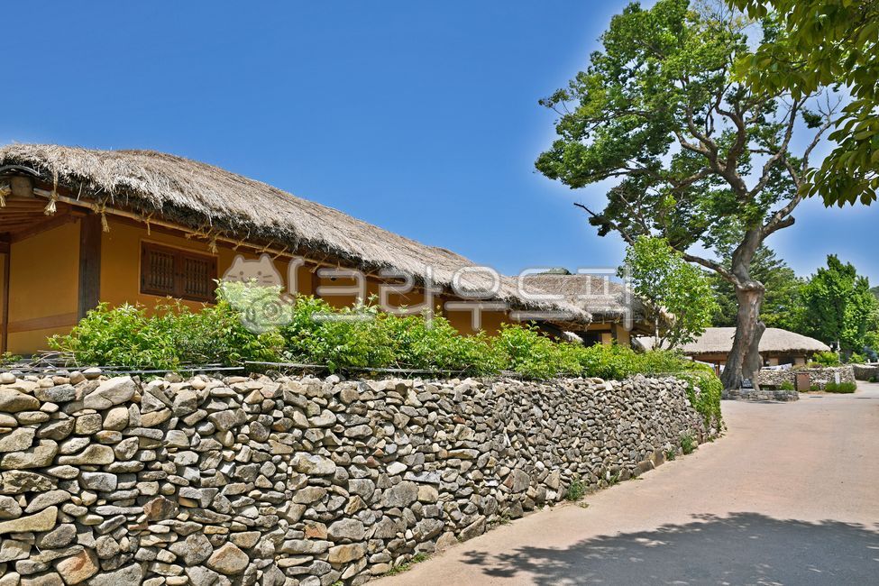 Yean Lee,Asan city,thatched house,common peoples house,Oeam Village,jipseongchon,Oeam Folk Village,traditional house,stone wall road