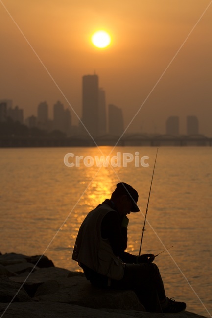 노을,야경,선셋,낚시,태양,역광,그림자,풍경,경치,서울야경,한강,감성사진,sunset,hanriver,fishingman,river,landscape,사람,인물,인간,human,person,남성,남자,man,male,인물실루엣,사람실루엣,character silhouette,human silhouette,스포츠,레저,운동,sports,leisure,exercise,고독함,외로움,쓸쓸함,우울함,슬픔,lonely,solitary,water,물,outdoors,옥외