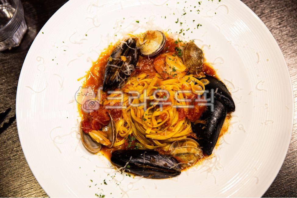 acidulous,garlic,Italian food,tomato sauce,mussel,italianfood,sour,seafoodpasta,seafood pasta,tomatosauce,clam,clams,mussels