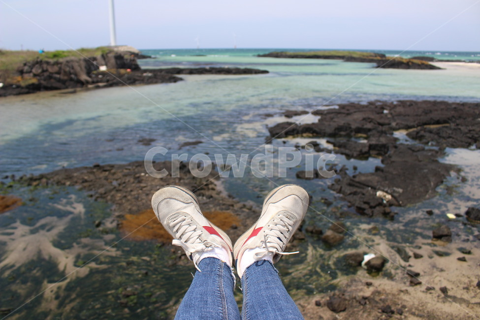 clothing,신발,운동화,바다,파도,벽돌,의류,사람,person,human,신발류,footwear