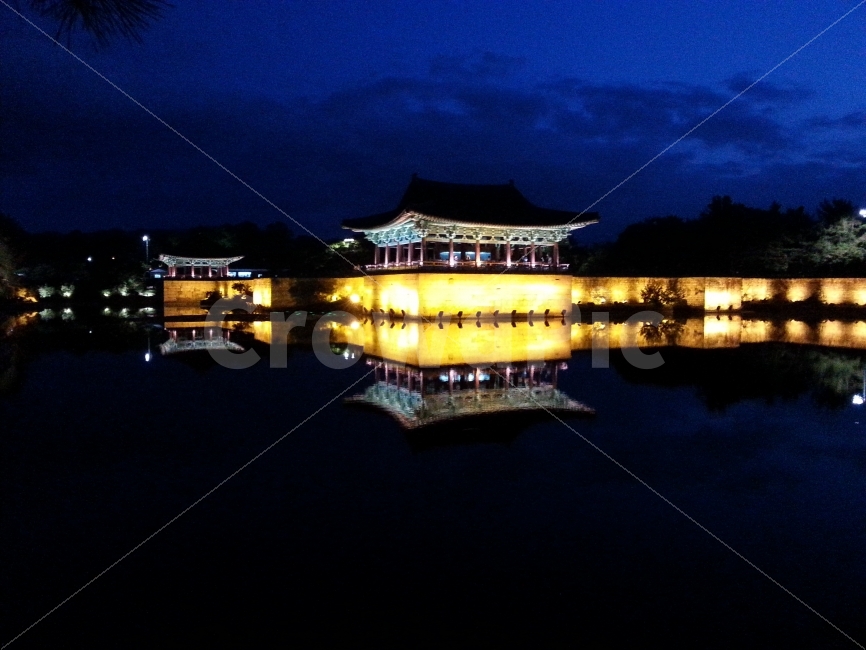 경주,안압지,야경,내일로,여행,야경,밤,풍경,nightscape,night,landscape,랜드마크,landmark,tourist attraction,한국전통,한국문화,korean traditional,korean culture,building,건물,architecture,건축물,bridge,다리,worship,예배,shrine,신사