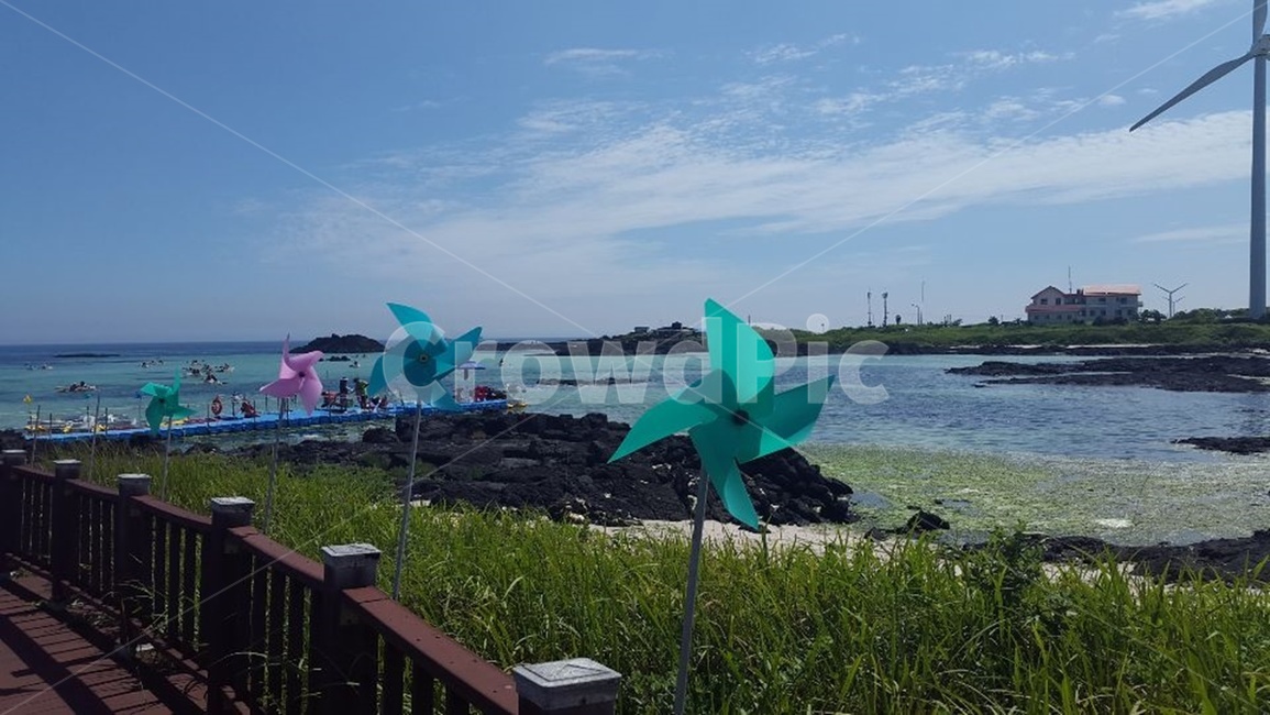 바람개비,바다,풀,제주도,하늘,구름,풍경,제주도바다,바람,맑음,계단,파란색,초록색,잔디,하얀색,파도,녹색,청록색