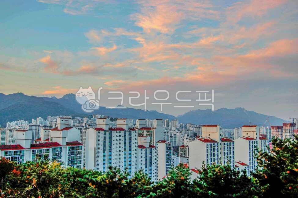 city,metropolis,center,Seongbukgu,building,seoul,Bukhansan Mountain,Gaeunsan Park,outdoors,urban,Gaeunsan Mountain