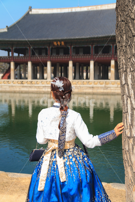 경복궁,경회루,한복,여성,전통,복장,의복,비단,실크,연못,궁전,궁궐,문화,문화유산,유적,풍경,경치,봄,나뭇가지,고운,자태,아름다운,우아한,건물,건축,기와,기와지붕,고궁,댕기머리,패션,서울,한국전통,한국문화,korean traditional,korean culture,한복,한국전통의상,hanbok,korean traditional clothes,랜드마크,landmark,tourist attraction,한국랜드마크,한국관광지,한국명소,korea landmark,korea tourist attraction,사람,인물,인간,human,person,여성,여자,woman,female,lady,건축물,건물외관,exterior,building,structure,architecture,construction
