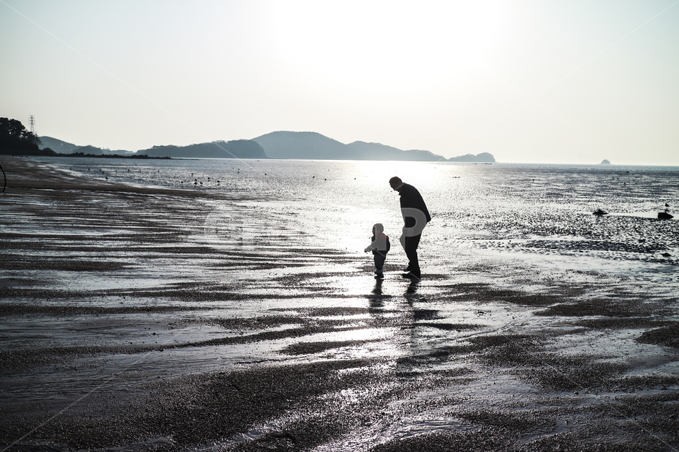 person,사람,human,인간,water,자연,nature,옥외,outdoors,물,바닷가,바다,갯뻘,갯벌,햇빛,빛,밀물,썰물,할아버지,손자,아기,어른,아이,함께,걷기,산책,걷는모습,하늘,인물실루엣,사람실루엣,character silhouette,human silhouette