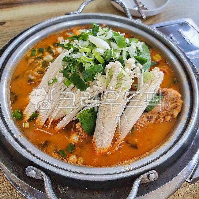 dispatch,Meat hot pot,Korean cuisine,hot pot,Bone Haejangguk,eat out,Korean,Enoki Mushroom,green onion,hotpot dish,food,dish,Korean bowl,mushroom