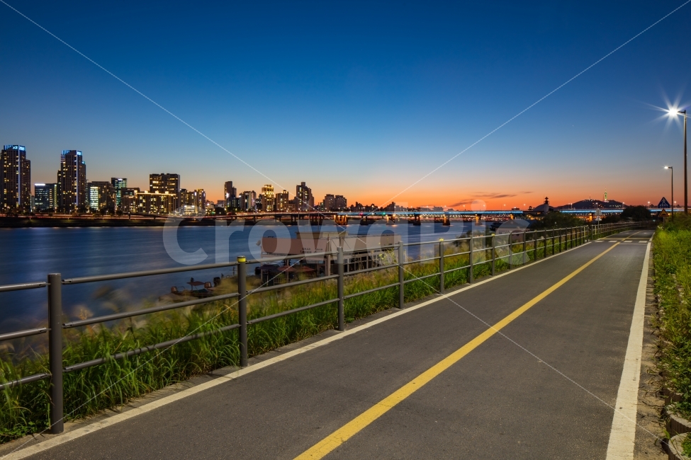 일몰,노을,한강,한강야경,뚝섬한강유원지,남산,남산타워,영동대교,도시,풍경,city,landscape,road,도로,freeway,고속 도로,highway,고속도로