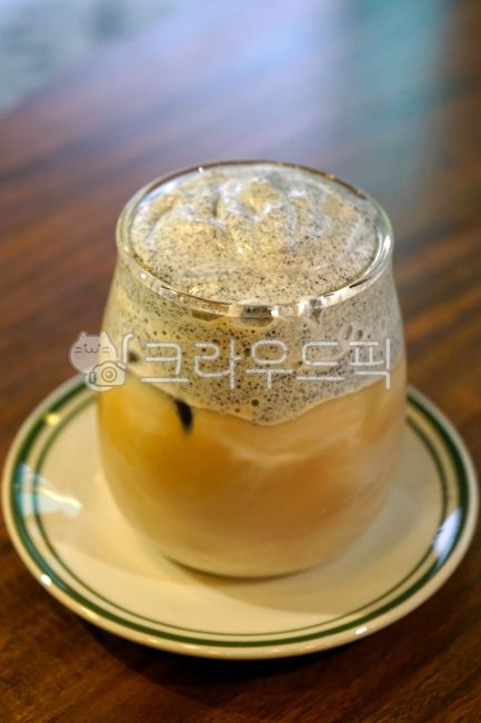 아인슈페너,비엔나커피,viennacoffee,coffee,커피,흑임자,흑임자소스,접사,흑임자아인슈페너,음료,음식,food,beverage,drink,유리컵,컵받침,나무테이블,테이블,wood