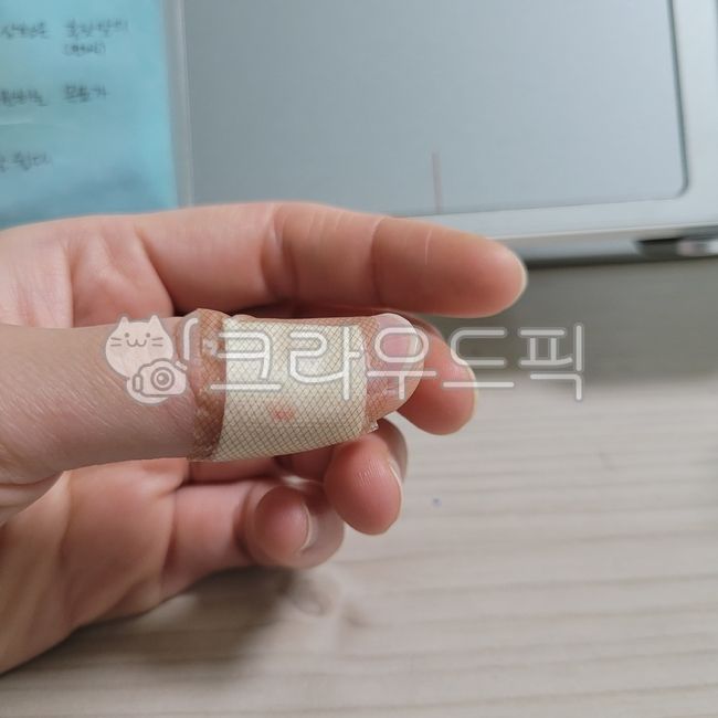 부상,밴드,대일밴드,왼손,응급처치,firstaid,bodypart,신체부위,finger,손가락,hand,손,person,사람