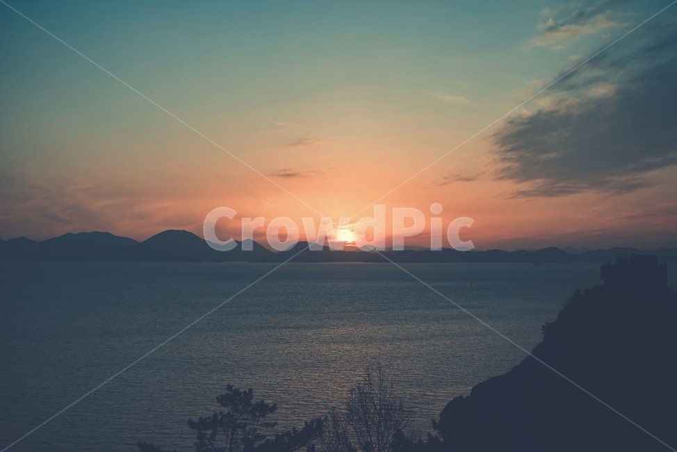 석양,바다,남해,해질녘,풍경,자연,풍경,nature,landscape,outdoors,옥외,dusk,황혼,sunset,일몰,sky,하늘,dawn,새벽,red sky,붉은 하늘,sunlight,햇빛