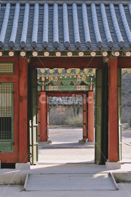 view,tiledroof,궁,한옥,koreanstylehouse,apalace,기와지붕,문,gate,한국전통,한국문화,korean traditional,korean culture,건축물,건물외관,exterior,building,structure,architecture,construction