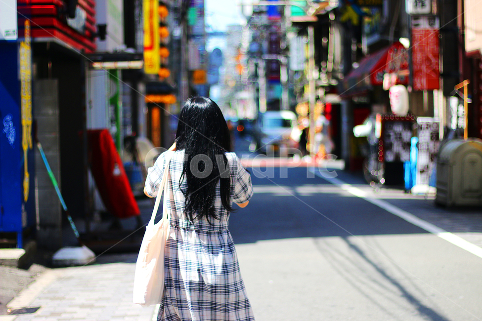 뒷모습,힐링,여행,일본,도로,날씨,화창,여유,길거리,여자,평화,평온,안정,도시,풍경,city,landscape,사람,인물,인간,human,person,여성,여자,woman,female,lady,clothing,의류,apparel,의복