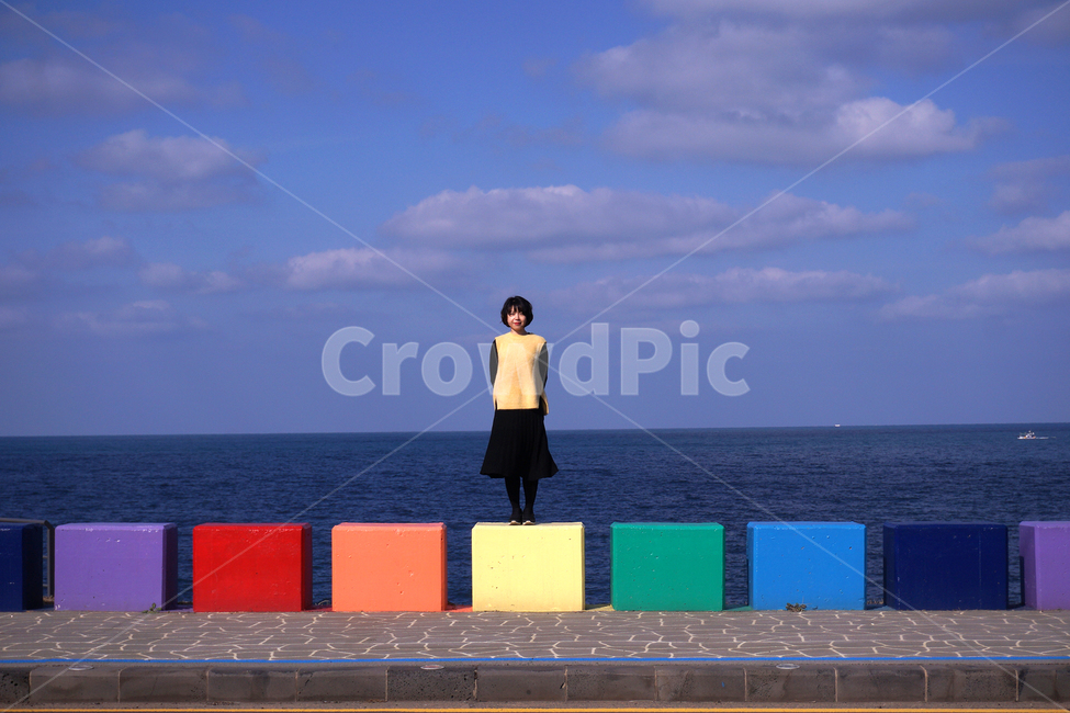징검다리,가드레일,제주도,바닷가,디딤돌,도로벽,건너다,제주도,jeju,jeju island,사람,인물,인간,human,person,여성,여자,woman,female,lady,apparel,의복,clothing,의류