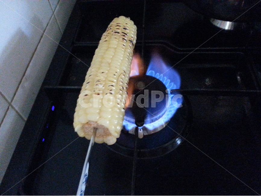옥수수,구운옥수수,가스불,가스렌지,파란불꽃,corn,bakedcorn,직화,타일,음식,식재료,요리,food,cook,meal,dishes,food reserves,곡류,곡식,cereals