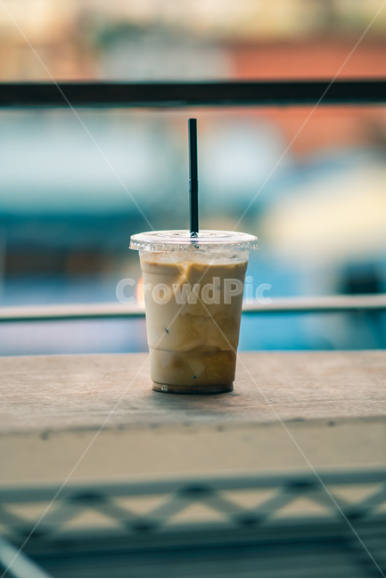 커피,우유,카페라떼,커피라떼,우유커피,커피우유,카페,테이크아웃,테이크아웃잔,coffee,fresh,milk,sweet,onthewoodentable,나무테이블,달콤한,고소한,빨대,caffelatte,iced,커피,카페,coffee,cafe,감성,sensible,feeling