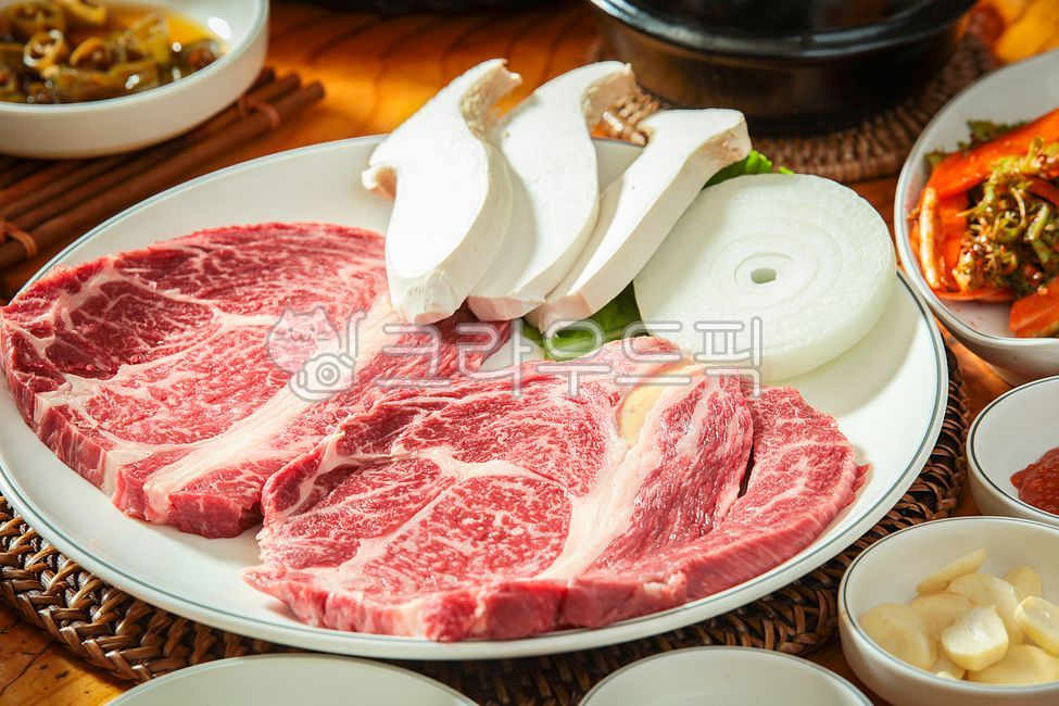 lunch,raw garlic,onion,beef,plate,raw meat,vegetable,pork,sirloin,Korean food,Korean beef sirloin,cooking,mushroom,Korean restaurant,garlic,restaurant,Korean beef,Korean beef charcoal grill,dinner,food,Sirloin,meal,Grilled Korean beef,Raw sirloin,Korean b