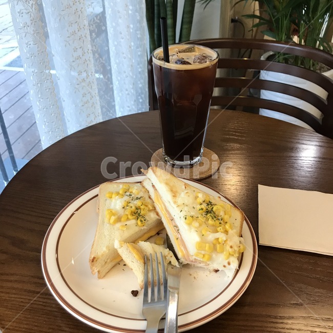 접시,샌드위치,콘치즈,햄치즈샌드위치,아이스아메리카노,나이프,카페,인천,계양구,한국,cafe,coffe,냅킨,티코스터,커튼,식물,포크,나무테이블,나무의자,브런치,fork,knife,chair,table,sandwich,아침식사,조식,브런치,breakfast,brunch,커피,카페,coffee,cafe