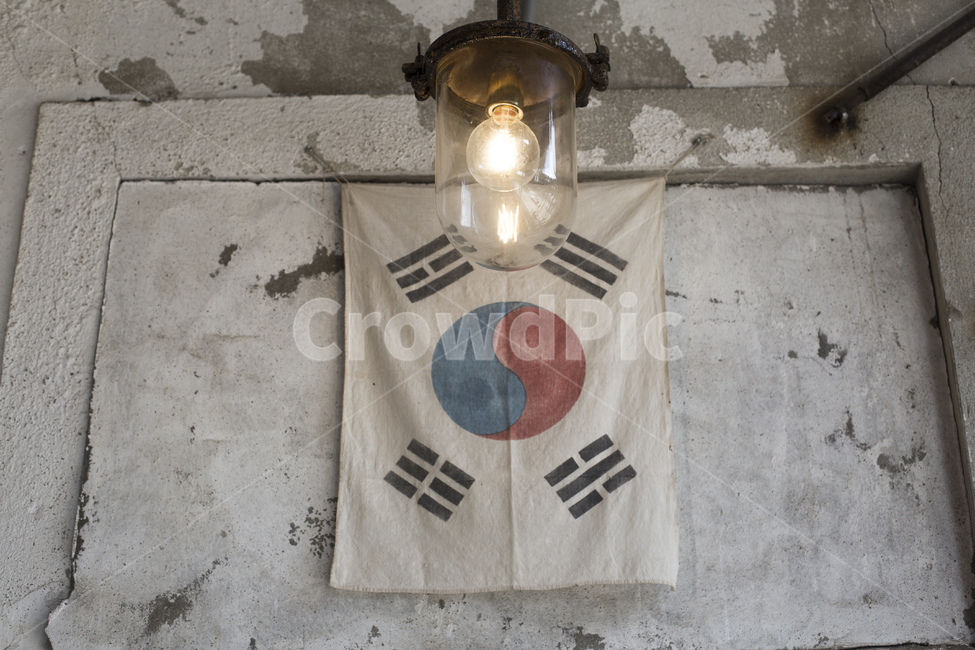 태극기,국기,대한민국,태극,태극문양,벽,조명,인테리어,전구,빈티지사진,빈티지느낌,빈티지감성,vintage