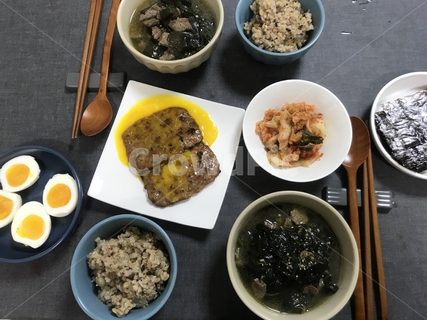 한식,한정식,식사,아침,미역국,너비아니,건강식,커플식사,직접차린,집밥,집반찬,반찬,건강한,간단한,아침상,음식,식재료,요리,food,cook,meal,dishes,food reserves,한식,한국음식,한국요리,korean food,korean dishes,korean meal,korean cook