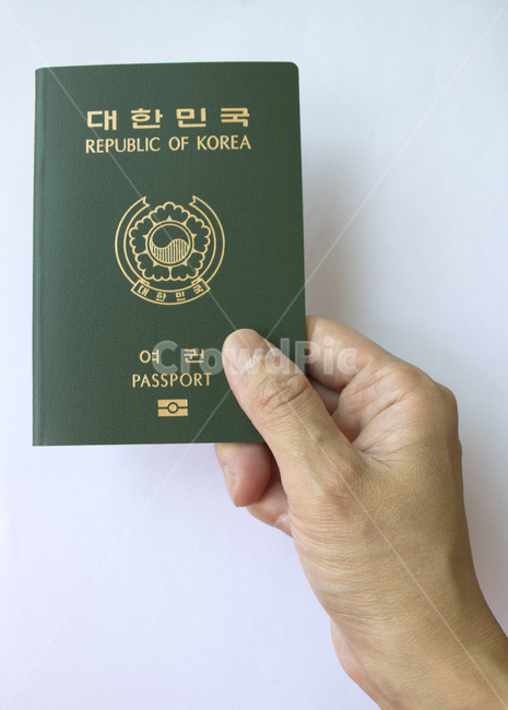 여권,한국여권,passport,대한민국여권,id,사물,물건,business,card,citizen,emigration,identification,identity,international,korea,pass,republicofkorea,security,한국,대한민국,클로즈업,탑앵글,탑뷰,탑,손,여자손,잡기,핸드,여자,신체부위,신체,흰배경,여행,휴가,traveling,vacation,trip,연출,컨셉,콘셉,direction,concept
