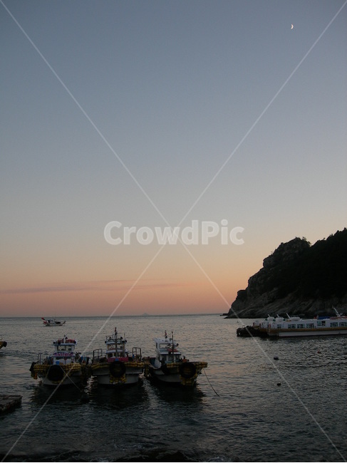 배,바닷가,노을,바다,선착장,하늘,달,섬,boat,beach,marina,island,sky,moon,sea,sunset