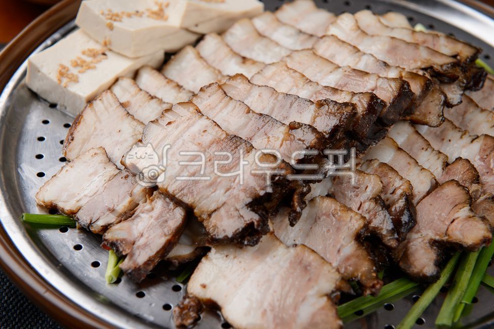 Bossam,boiled pork,pork,meat,tofu,steamer,Korean cuisine,healthy cuisine,traditional cuisine,salty,protein,steamed,delicious,food