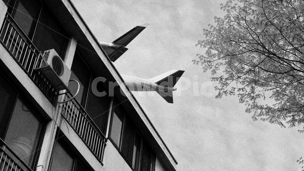 비행기,흑백사진,저공비행,airplane,lowflight,흑백,모노톤,monochrome,black and white,교통,교통수단,traffic,transportation,건축물,건물외관,exterior,building,structure,architecture,construction