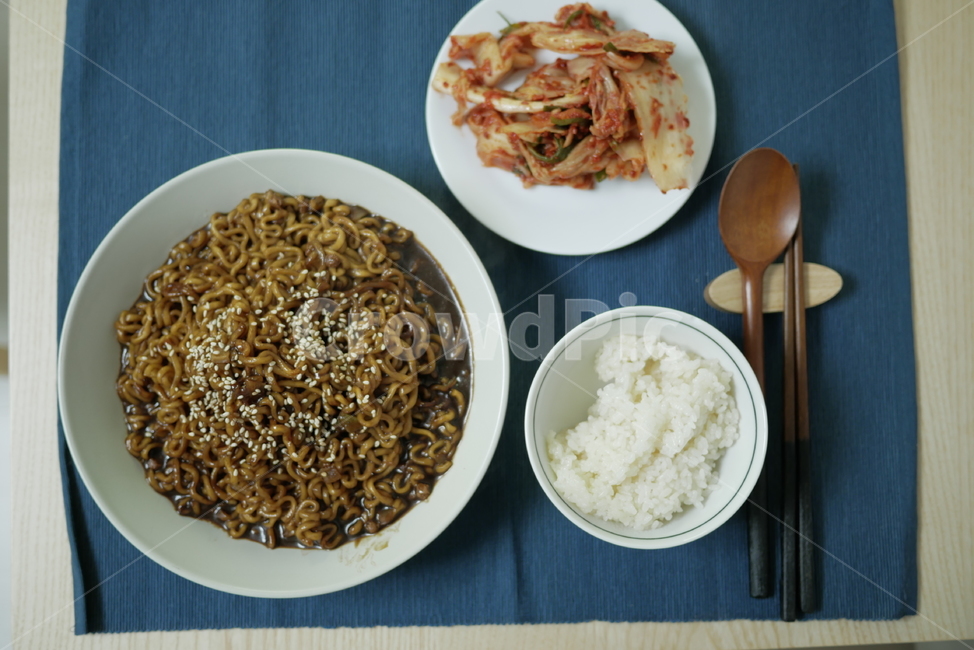 짜장,짜장라면,짜장면,라면,면요리,면,김치,밥,집밥,요리,메뉴,주말,일요일,주말메뉴,집요리,숟가락,젓가락,수저,플레이팅,음식,식재료,요리,food,cook,meal,dishes,food reserves,면류,면요리,noodles