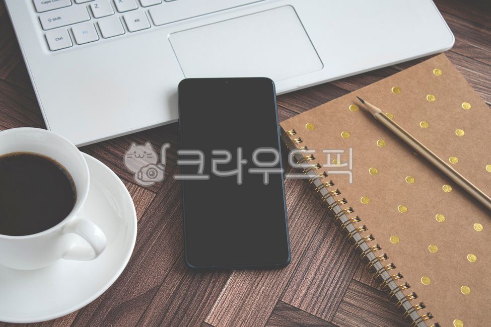 휴대폰,재택근무,온라인,홈오피스,언텍트,온라인수업,노트북,목업,유연근무제,수업,비접촉,온라인강의,연결,재택수업,일하다,테이블,오피스,책상,커피,배경,백그라운드,노트,데스크,사무실,공책,컴퓨터,일,키보드,카페,잔,기업,가상공간,펜,업무,마시다,쓰다,태블릿,백,자판,기술,패드,직장,메모,프리랜서,헤링본,문양,나무테이블,커피잔,비즈니스,사업,business,service,work