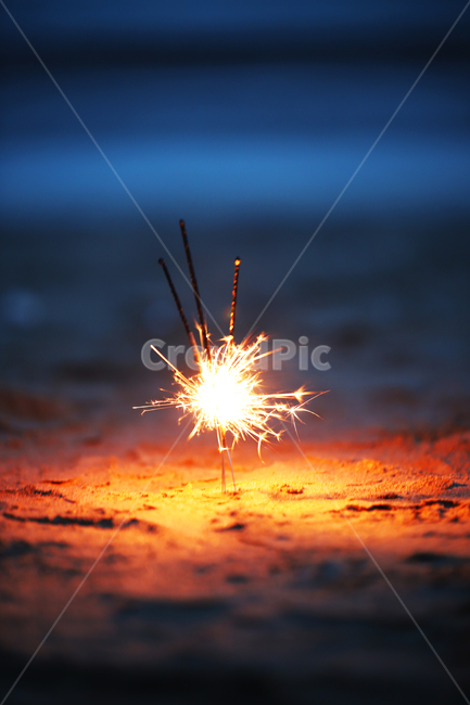 불꽃놀이,스파클라,불꽃,따뜻함,모래사장,해변,바다,beach,sea,야경,밤,풍경,nightscape,night,landscape,감성,sensible,feeling