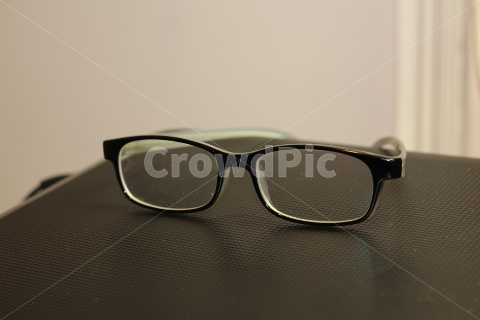 안경,뿔테,검은테,눈,초점,렌즈,안과,교정,돋보기,근시,원시,난시,glasses