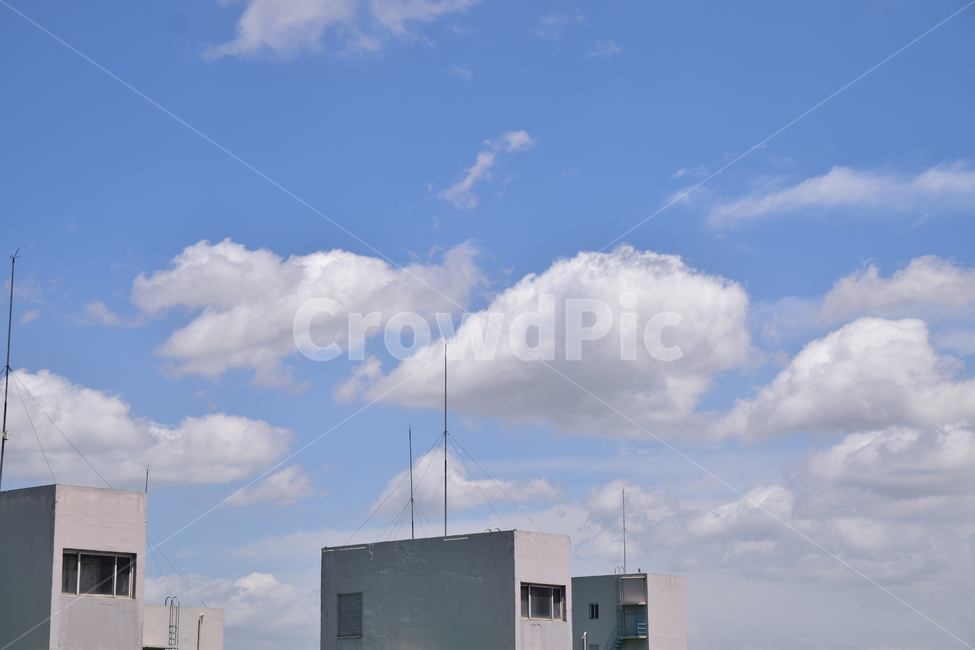 뭉게구름,구름,하늘,파란하늘,푸른하늘,건물,옥상,아파트,cloud,sky,blue,building,맑은하늘,피뢰침