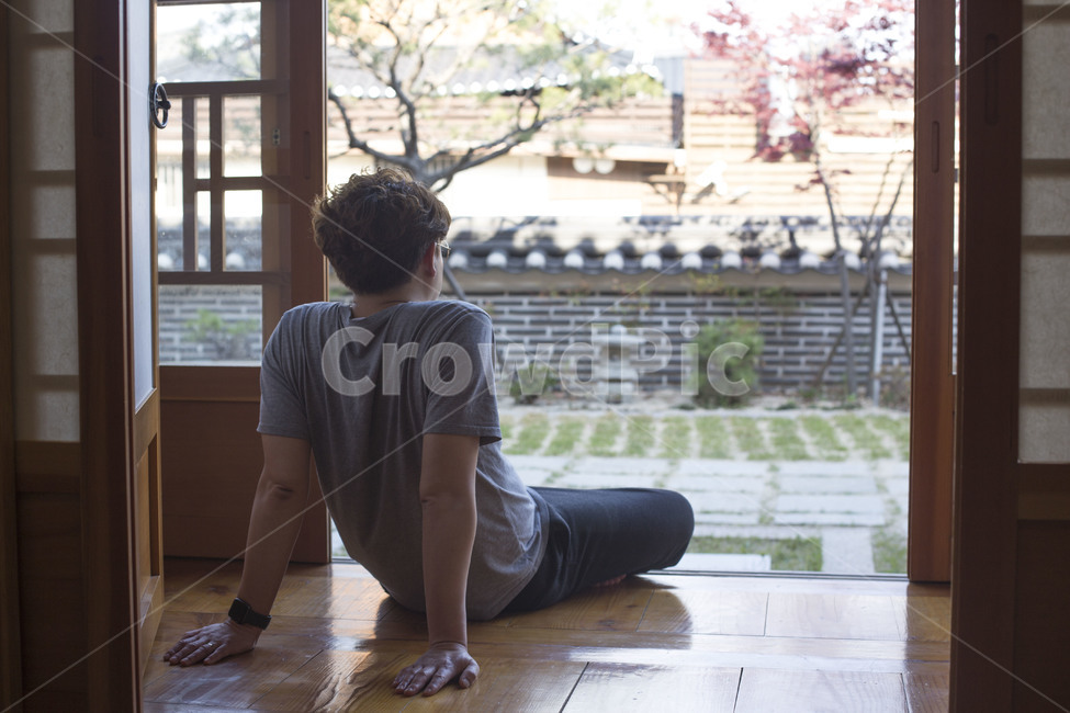 한옥,기와집,한국전통,전통,마루,마룻바닥,나무,창호,창호지,건축,대청마루,창문,남자,사람,뒷모습,한국전통,한국문화,korean traditional,korean culture,사람,인물,인간,human,person,남성,남자,man,male