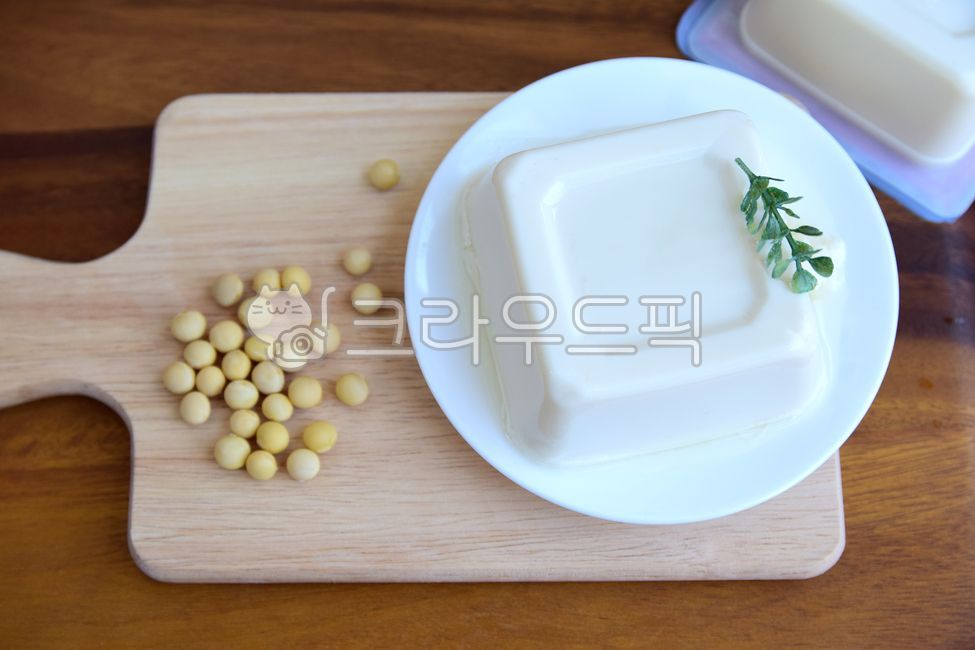 white,wellbeing,vegetable protein,healthy food,protein,Food Ingredients,cutting board,moist,bean,Fresh tofu,soft,beancurd,Everyone,vegetarian diet,raw,Square,delicious,square,Wood cutting board,foodreserves,tofu,savory,soft tofu,vegetable,healthcare,affix