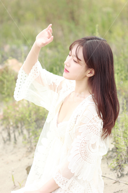 감성사진,예쁜여자,자연광,미인,정면,여인,white,하얀색,원피스,자연,햇빛,태양광,사람,인물,인간,human,person,여성,여자,woman,female,lady,감성,sensible,feeling,휴식,힐링,rest,relaxation,healing