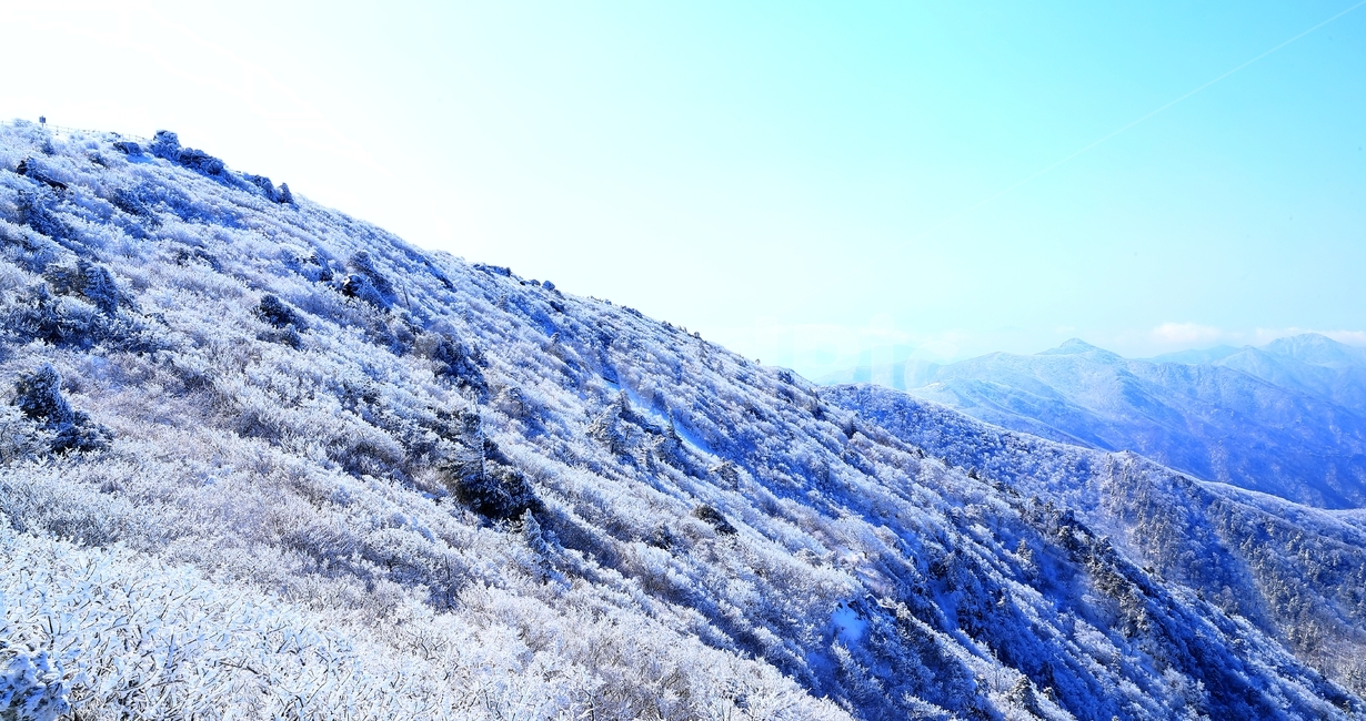 산,덕유산,설경,눈,향적봉,설천봉,겨울,계절,winter,season,자연,풍경,nature,landscape,mountain,outdoors,옥외,slope,경사,mountain range,산맥
