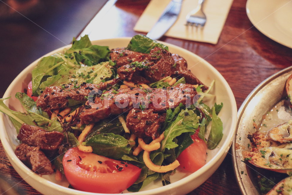 샐러드,토마토,salad,tomato,프라이팬,후라이팬,저녁,식사,dinner,스테이크,steak,beef,소고기,그릴,기름,올리브오일,등심,안심,salt,소금,후추,호주산,뉴질랜드산,소,고기,식욕,단백질,한끼,바베큐,bbq,barbeque,맛있는,먹음직스러운,음식,건강식,식단,어린잎,채소,vegetable,야채,음식,식재료,요리,food,cook,meal,dishes,food reserves,육류,고기,meat,양식,서양음식,서양요리,western food,western dishes,western meal,western cook