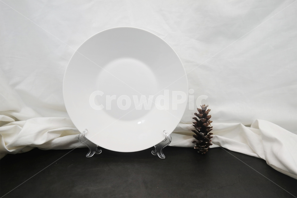 pottery,도기류,porcelain,도자기,받침접시,접시,plate,솔방울,디스플레이