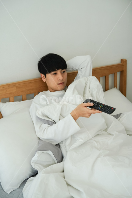 침대,방,실내,침실,리모컨,티비,시청,남성,남자,휴식,휴일,이불,bed,집돌이,집콕,방구석,일상,따분한,지루한,심심한,사람,인물,인간,human,person,남성,남자,man,male,휴식,힐링,rest,relaxation,healing