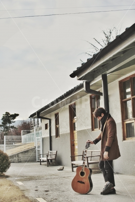 기타,통기타,겨울,감성사진,능내역,남양주,폐역,어쿠스틱기타,winter,acoustic,acousticguitar,guitar,감성,분위기,색감,남성,남자,사람,인물,인간,human,person,남성,남자,man,male,감성,sensible,feeling,악기,음향기기,musical instrument,musical equipment