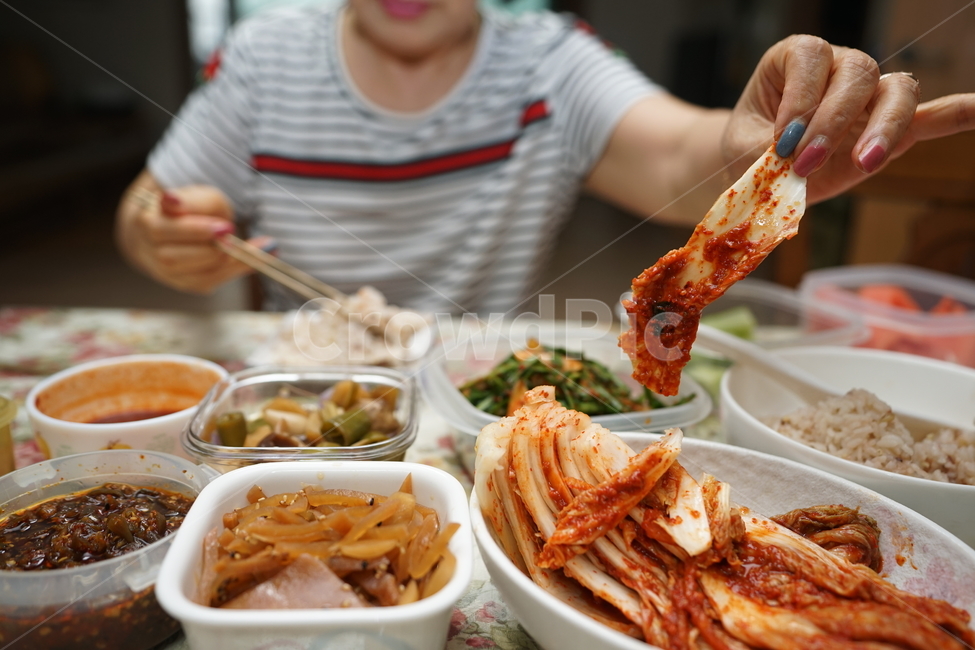 김치,한국식,한식,음식,배추,식사,반찬,매콤,푸드,한국음식,먹거리,사람,인물,인간,human,person,신체일부,몸,body,음식,식재료,요리,food,cook,meal,dishes,food reserves,한식,한국음식,한국요리,korean food,korean dishes,korean meal,korean cook