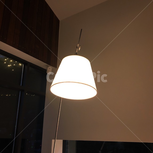 카페,심플,배경,감성,조명,실내디자인,인테리어,전구,빛,필름카메라,스텐드조명,밝기,sensible,cafe,simple